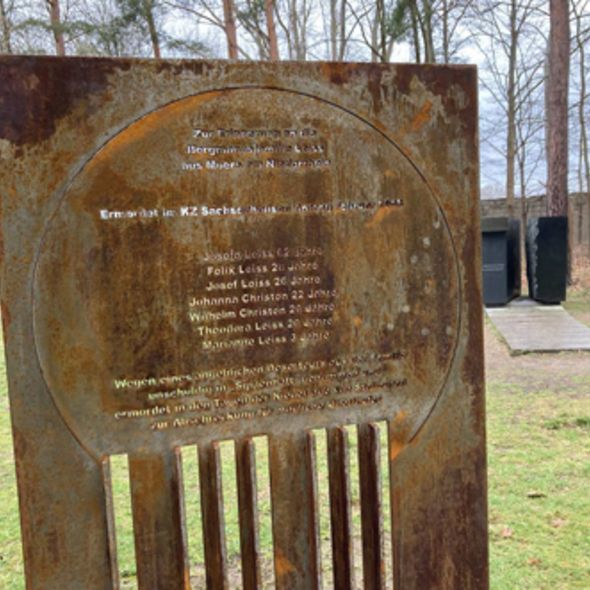 Gedenkzeichen für die sieben im KZ Sachsenhausen ermordeten Angehörigen der Familie Leiss-Christen (© GuMS)