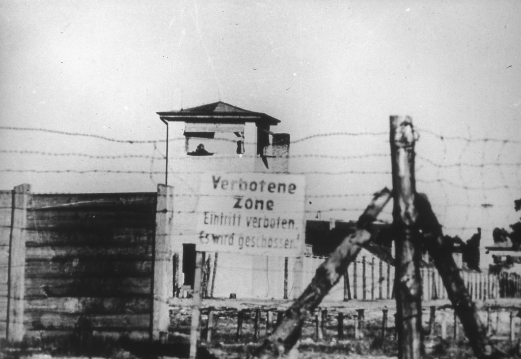 Stacheldrahtzaun vor dem Speziallager Sachsenhausen mit Schild "Verbotene Zone" und Wachturm, 1949 (© GuMS, Foto: Richard Perlia)