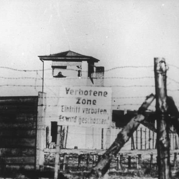 Stacheldrahtzaun vor dem Speziallager Sachsenhausen mit Schild "Verbotene Zone" und Wachturm, 1949 (© GuMS, Foto: Richard Perlia)