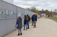 Lagermauer an der "Station Z" mit der Dauerausstellung "Mord und Massenmord im KZ Sachsenhausen"