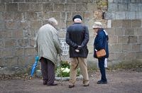 Ehemaliger Durchgang zur Zone II des Speziallagers mit Gedenkstein, 2015 (Foto: Lars Wendt)