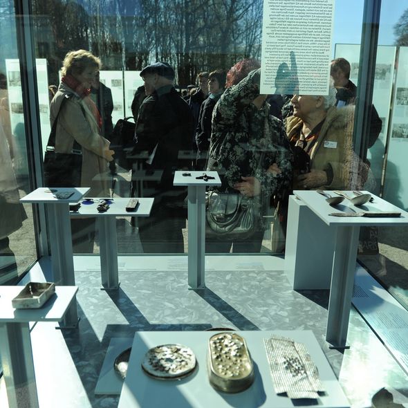 Vitrine mit Fundstücken, 2010 (Foto: Stefan Erhard)