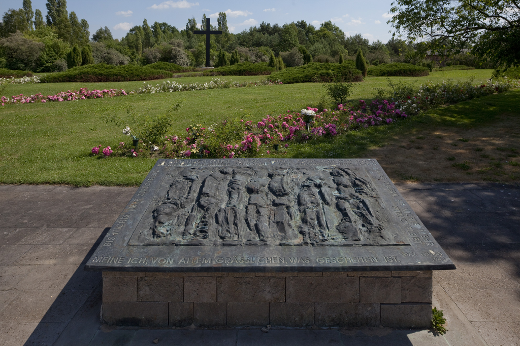 Massengrab des sowjetischen Speziallagers in Sachsenhausen, Friedhof am Kommandantenhof, Fotograf: Friedemann Steinhausen, Datum: Juli 2010