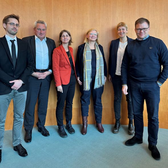 Staatsminister Carsten Schneider (rechts) mit Vertretern und Vertreterinnen der Gedenkstätten Buchenwald und Sachsenhausen (© Bundeskanzleramt)