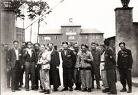 Befreite Häftlinge am Eingang zur Kommandantur (Mai/Juni 1945)