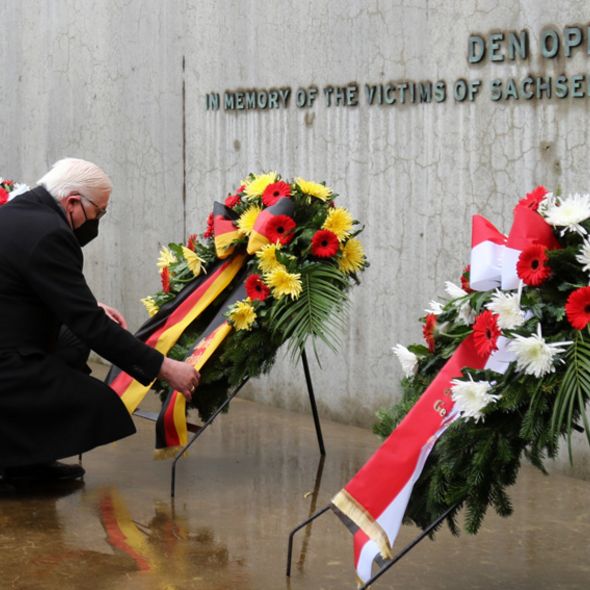 Bundespräsident Steinmeier bei der Kranzniederlegung (Foto: Kai Dietrich, Staatskanzlei Brandenburg)