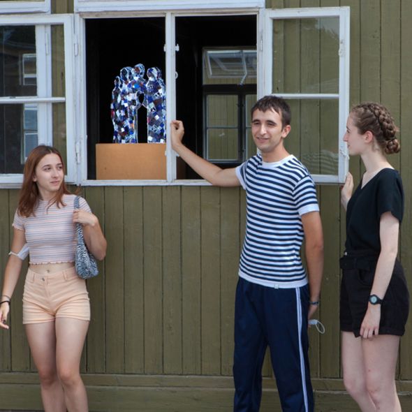 Teilnehmerinnen und Teilnehmer eines internationalen Workcamps präsentieren ihre künstlerische Intervention „Absence“, die in der Ausstellung zu sehen sein wird (© Gedenkstätte Sachsenhausen, Foto: Rico Prauss).